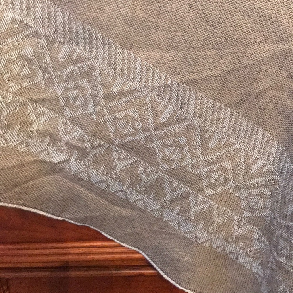 NWT Patterned triangular scarf - Picture 2 of 2